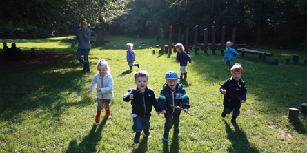 Børn løber i solen