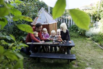 Børn i haven ved Trolle