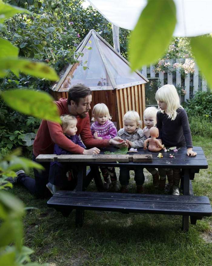 Børn i haven ved Trolle