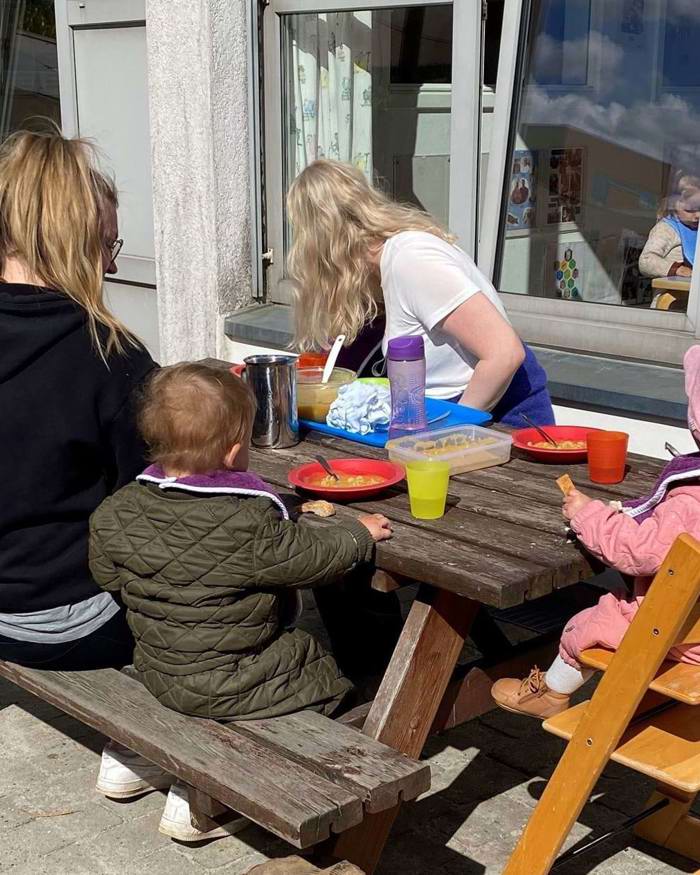 Børn og voksne spiser udendørs