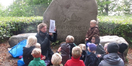 Børn forsamlet ved margrethe-stenen
