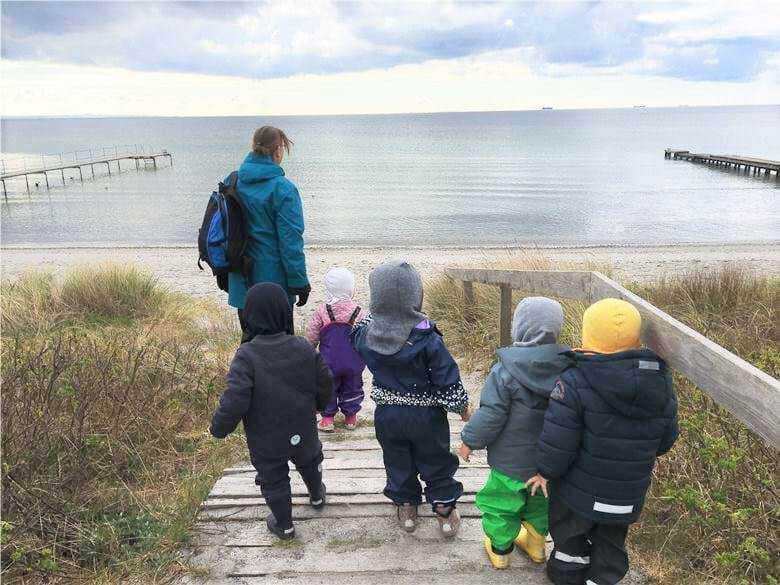 Børn på stranden en efterårsdag