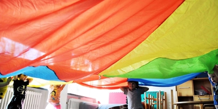 børn der leger med en faldskærm